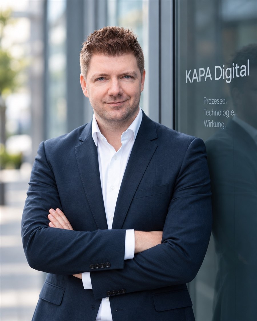 Sebastian Linges am Eingang von KAPA Digital, Gründer und Inhaber